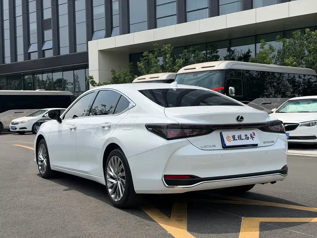 Lexus ES 2026
