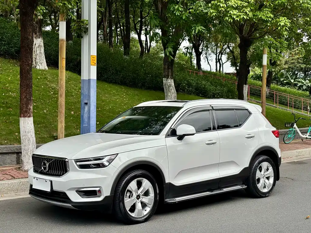 Volvo XC40 2021 — фото 1