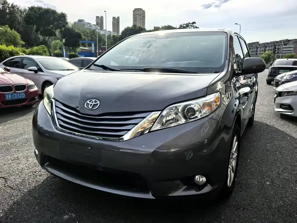 Toyota Sienna 2018 — фото 1