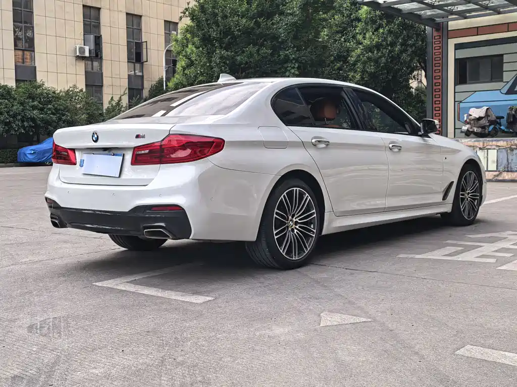 BMW 5 Series 2018 — фото 16