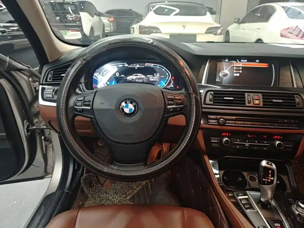 BMW 5 Series 2015 — фото 11