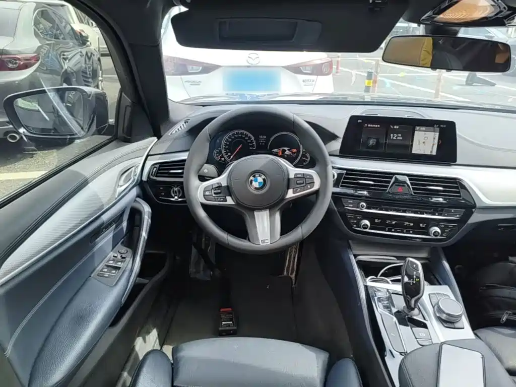 BMW 5 Series 2018 — фото 11