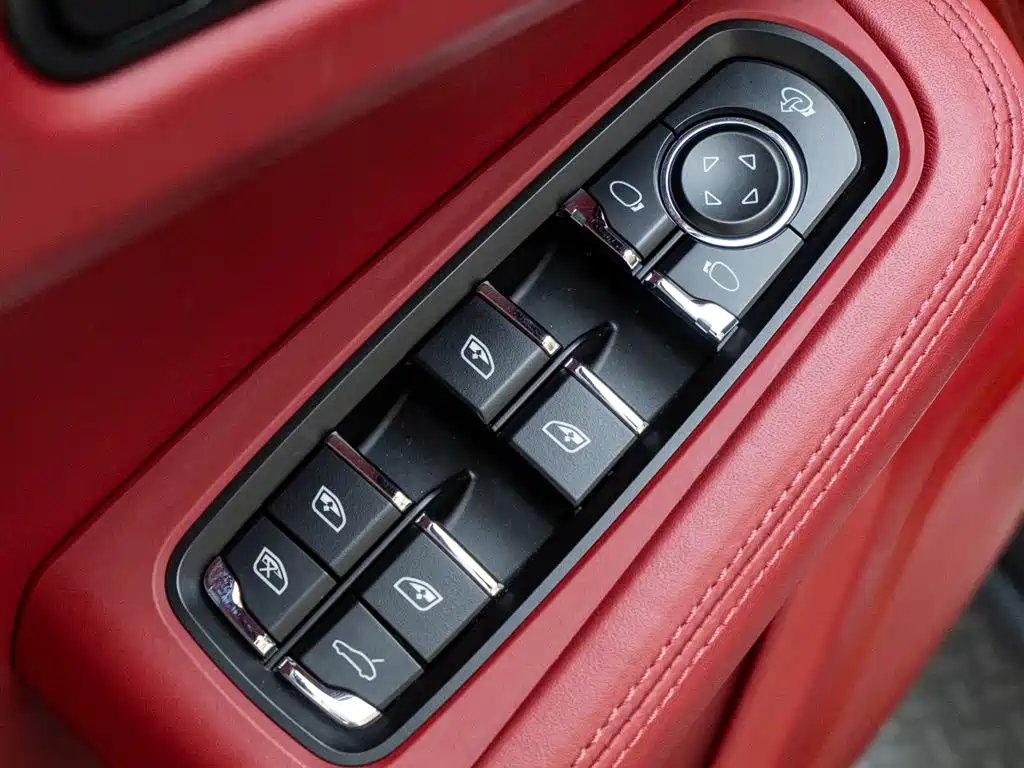 Porsche Macan 2023 — фото 19
