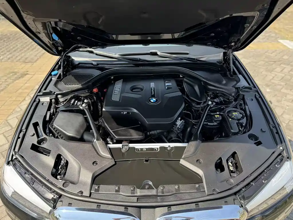 BMW 5 Series 2017 — фото 18