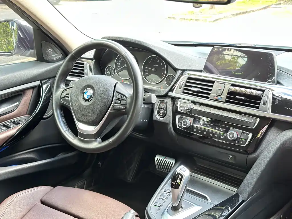 BMW 3 Series 2018 — фото 9