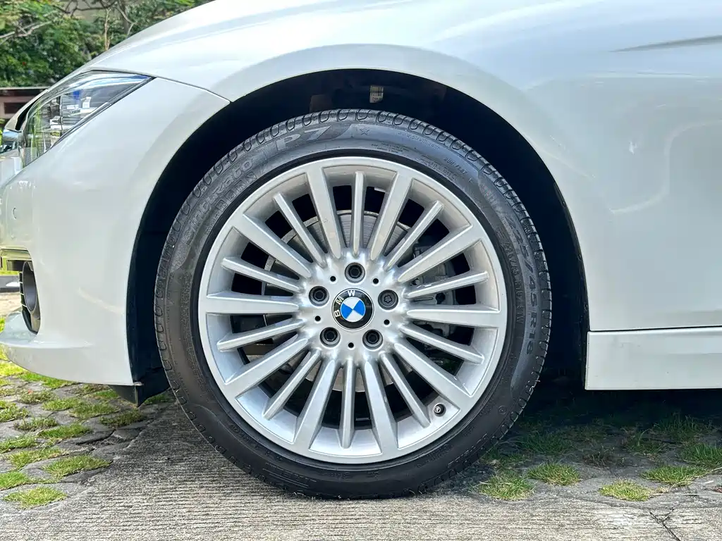 BMW 3 Series 2018 — фото 14