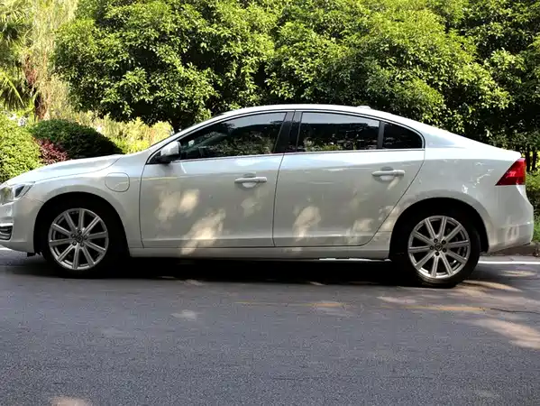 Volvo S60 Plug-In Hybrid 2015