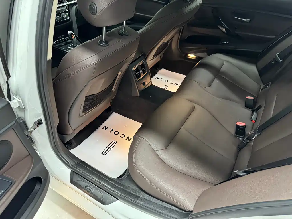 BMW 3 Series 2018 — фото 12