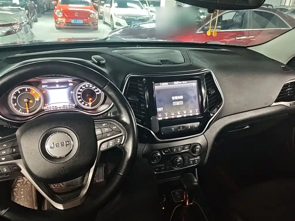 Jeep Cherokee 2019 — фото 10