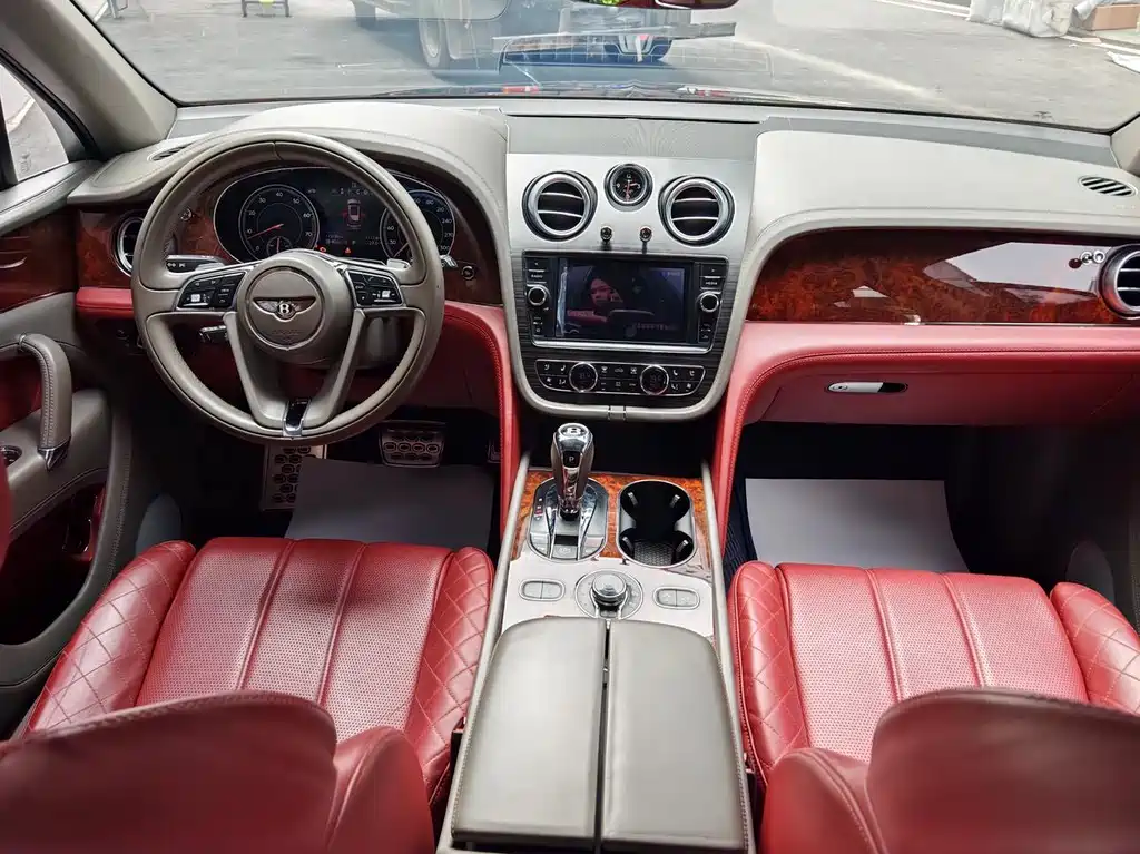 Bentley Bentayga 2019 — фото 11