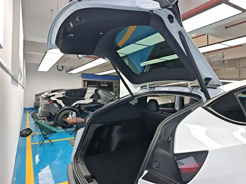 Tesla Model Y 2025 — фото 19