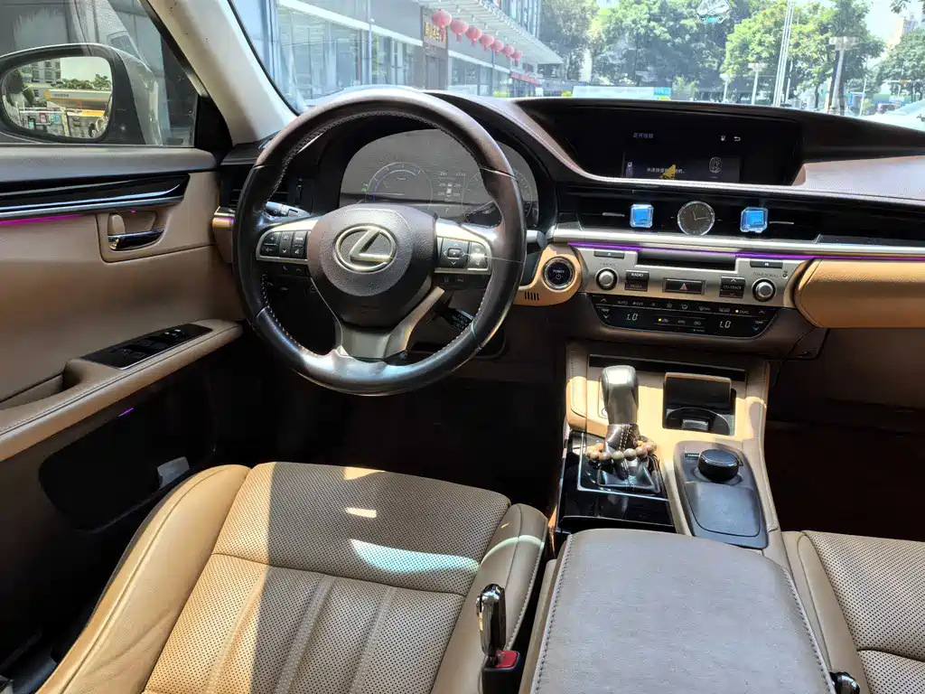 Lexus ES 2017 — фото 10