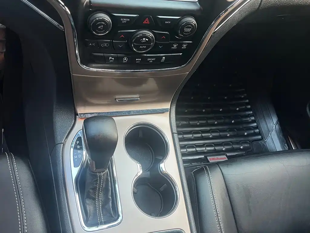 Jeep Grand Cherokee 2018 — фото 13