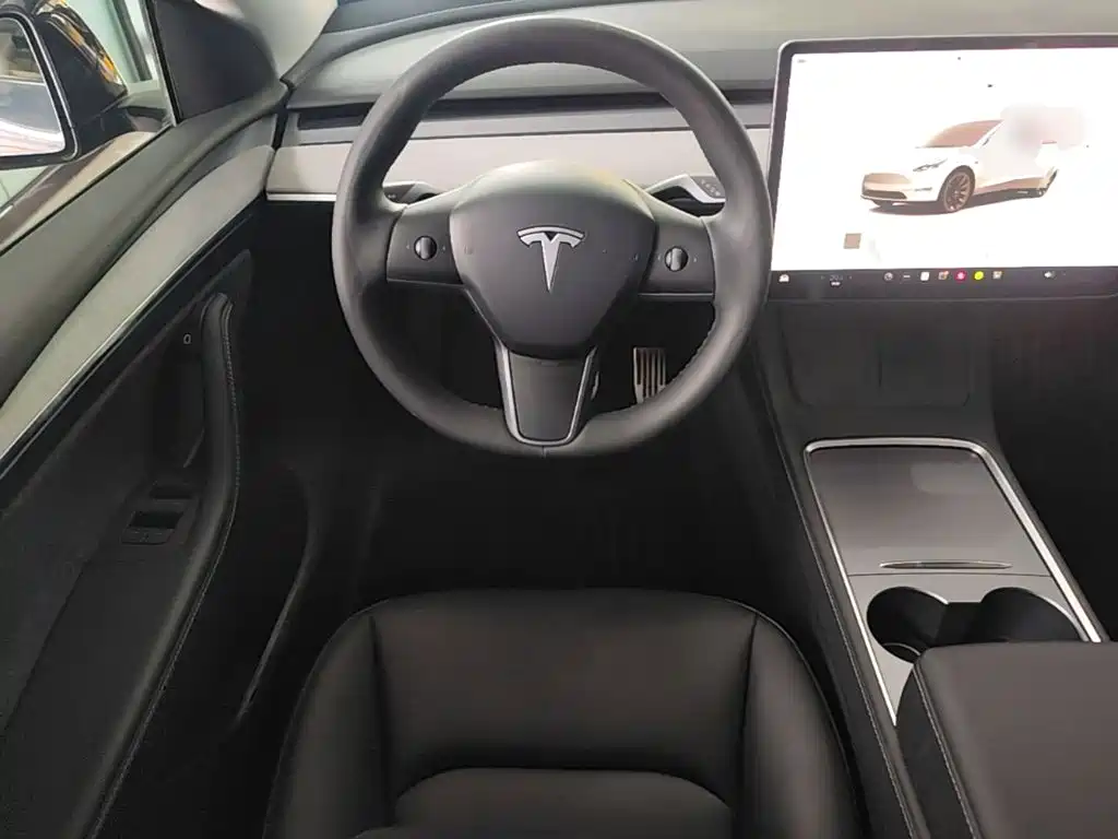 Tesla Model Y 2024 — фото 11