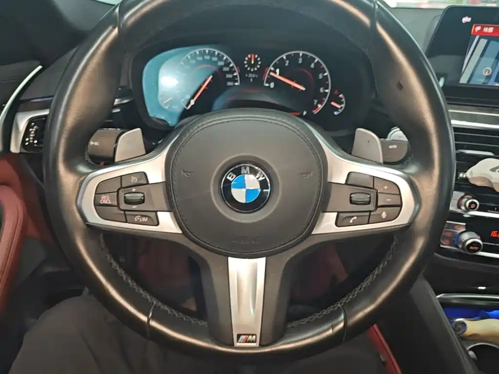 BMW 5 Series 2019 — фото 11