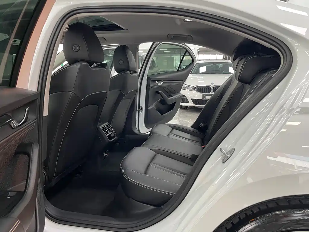 Skoda Octavia 2023 — фото 6