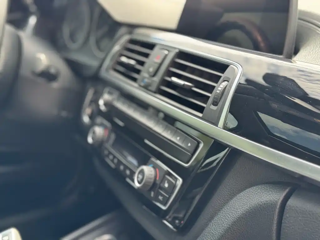 BMW 3 Series 2018 — фото 23
