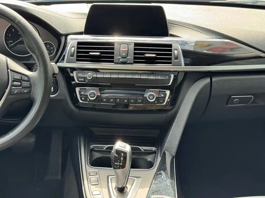 BMW 3 Series 2018 — фото 17