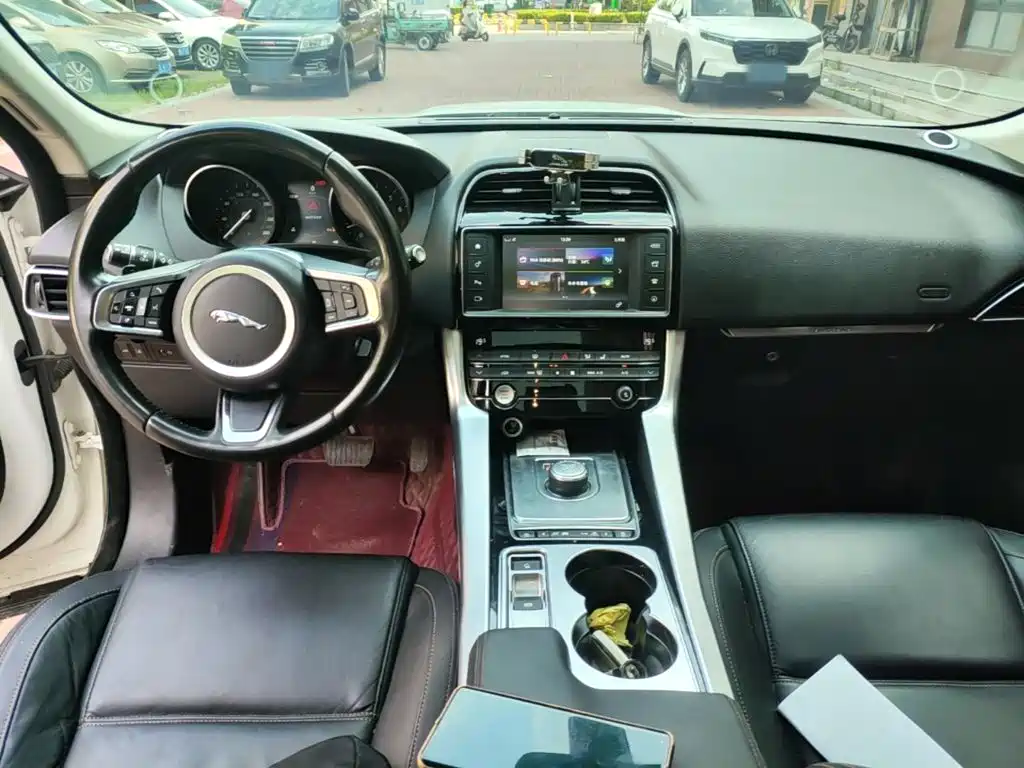 Jaguar F-PACE 2018 — фото 10