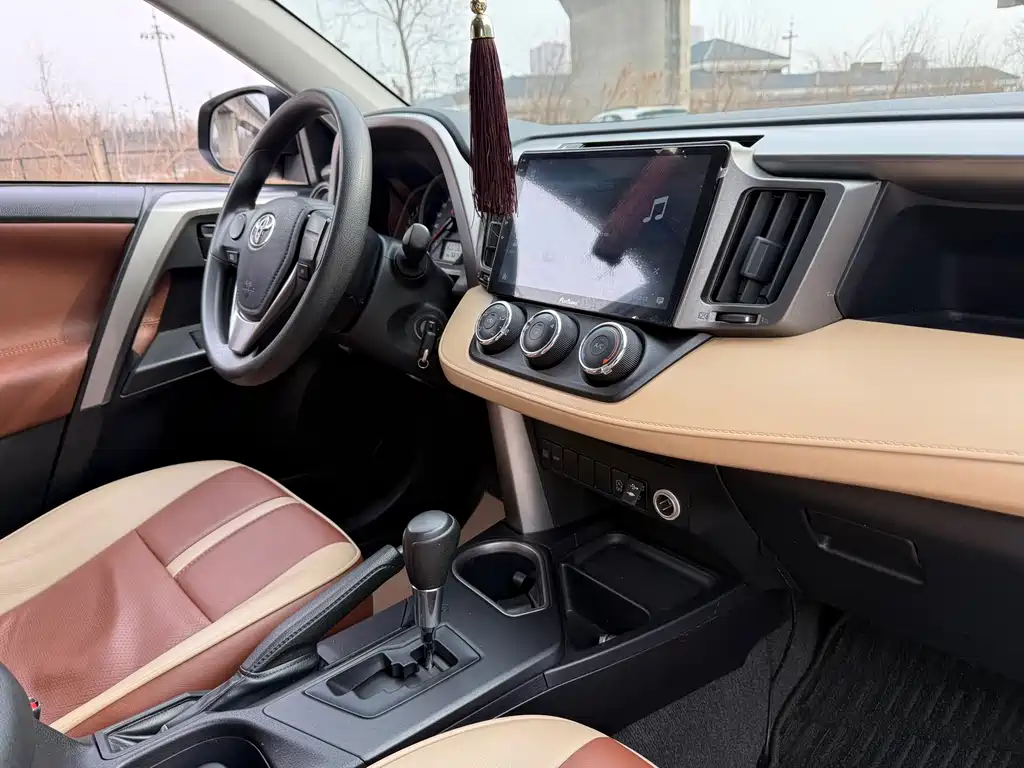 Toyota RAV4 2017 — фото 10