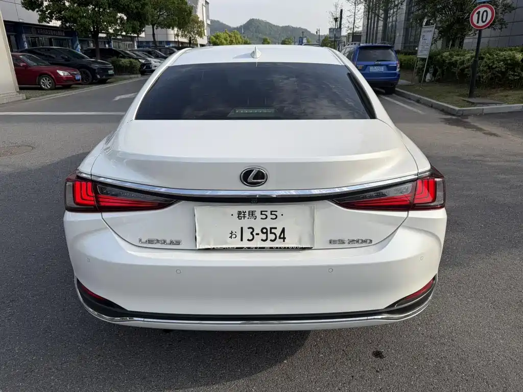 Lexus ES 2022 — фото 12