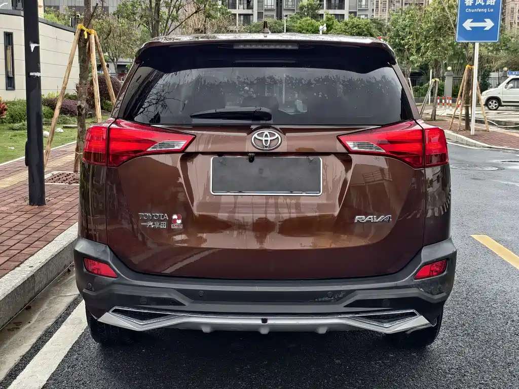 Toyota RAV4 2016 — фото 8