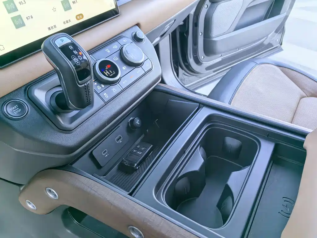 Land Rover Defender 2025 — фото 12