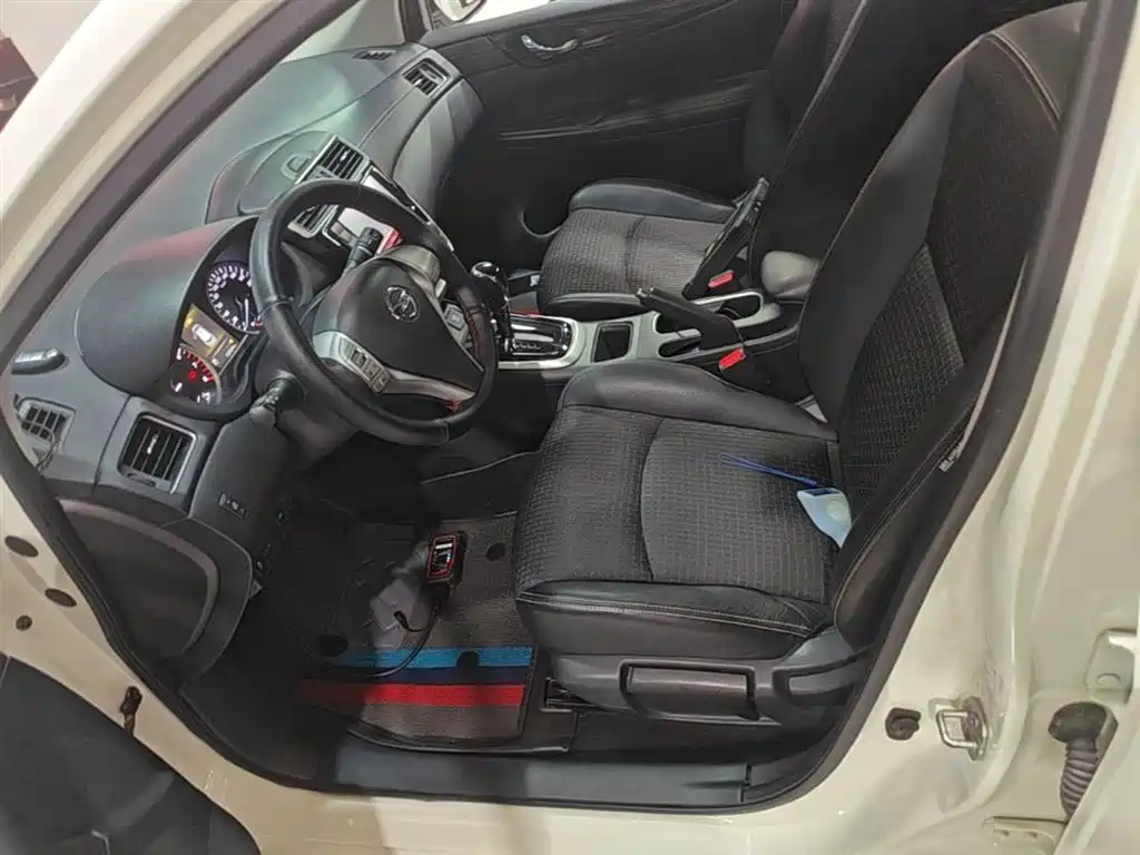 Nissan Tiida 2017 — фото 15