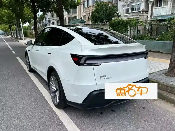 Tesla Model Y 2025