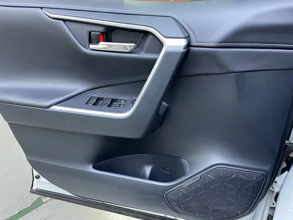 Toyota RAV4 2021 — фото 13