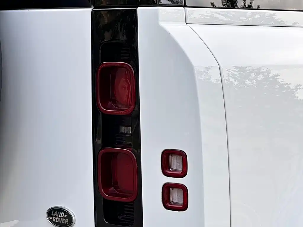 Land Rover Defender 2023 — фото 12