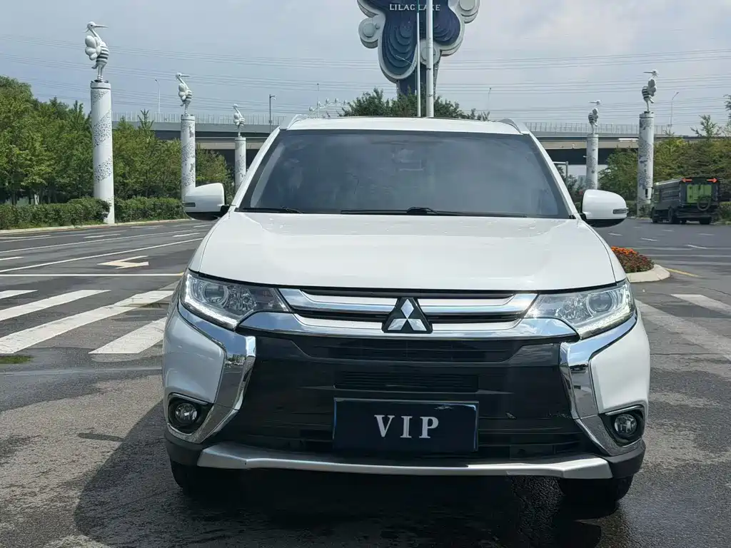 Mitsubishi Outlander 2017 — фото 2