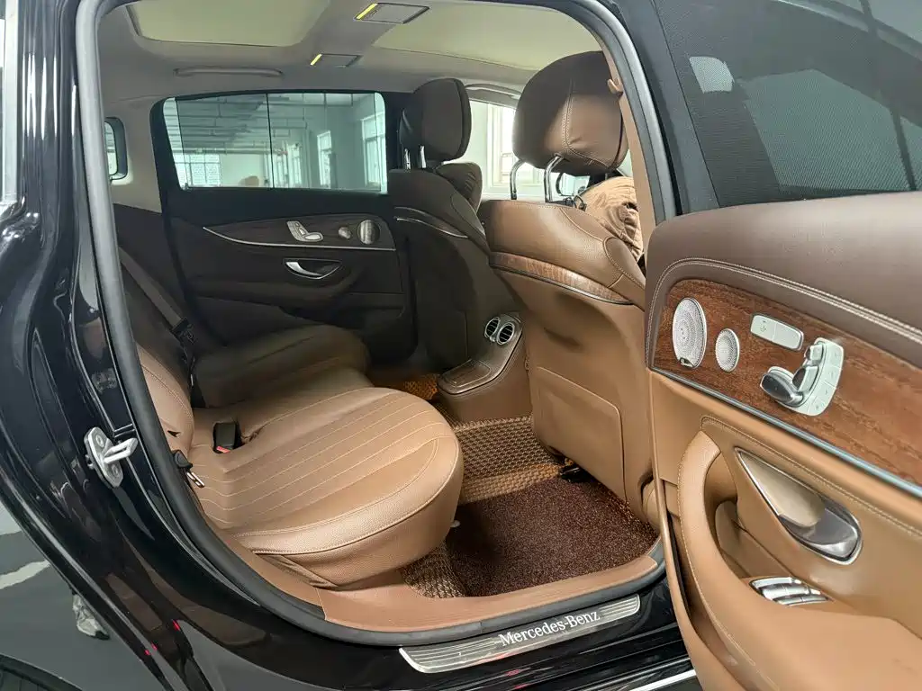 Mercedes-Benz E-Class 2023 — фото 10