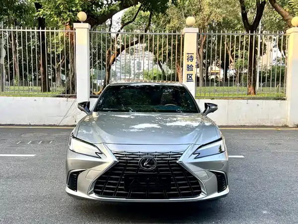 Lexus ES 2025