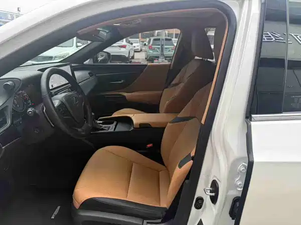 Lexus ES 2024