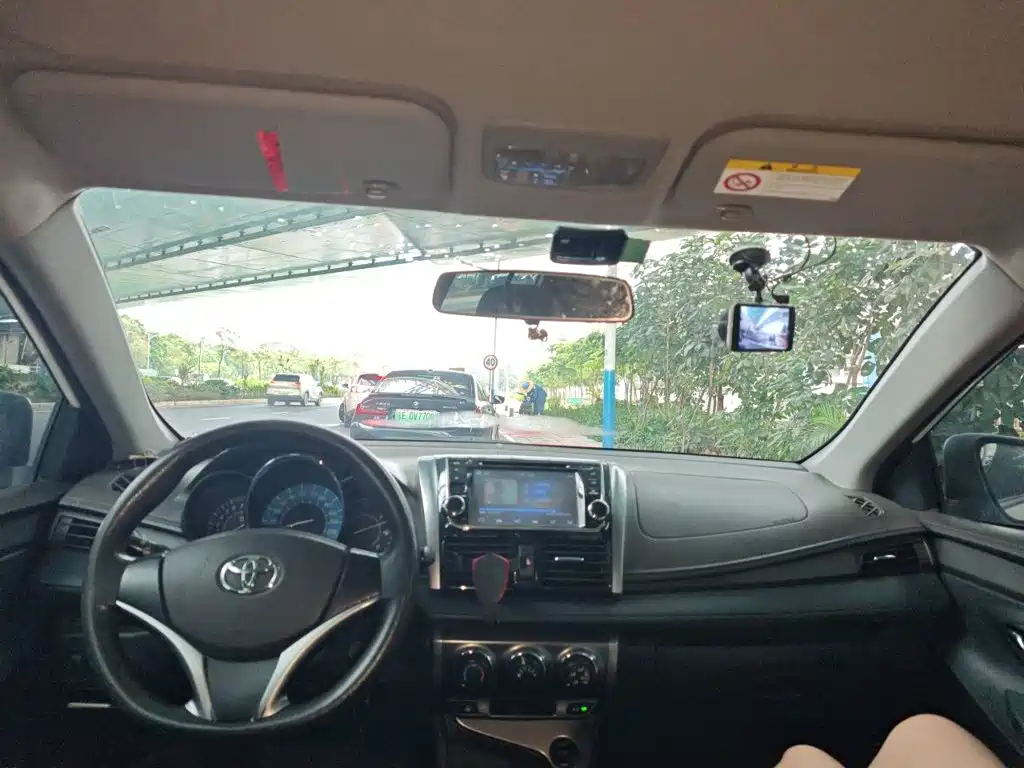 Toyota Yaris L 2015 — фото 9