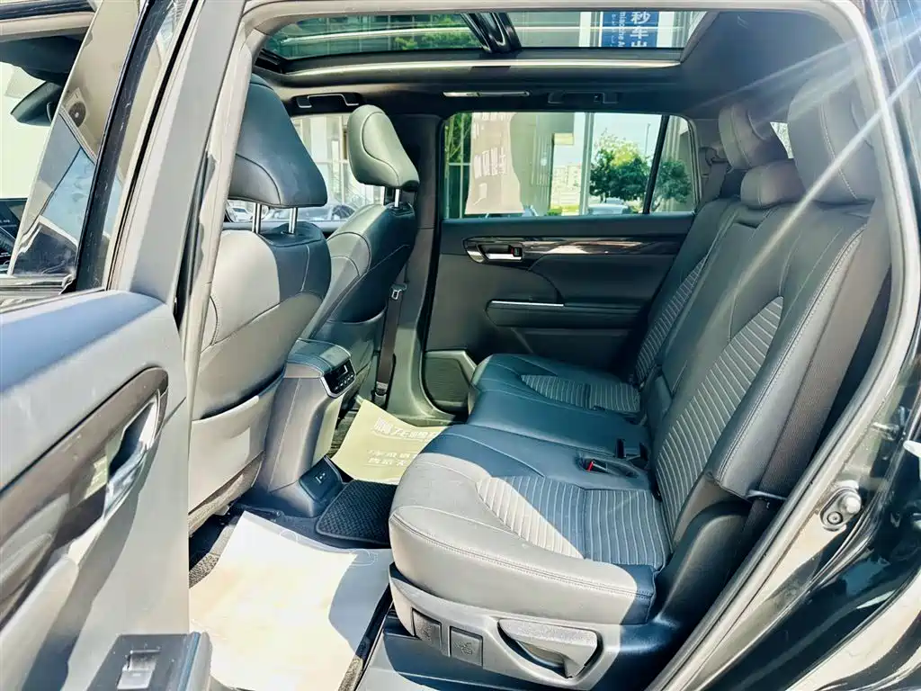 Toyota Crown Kluger 2023 — фото 12