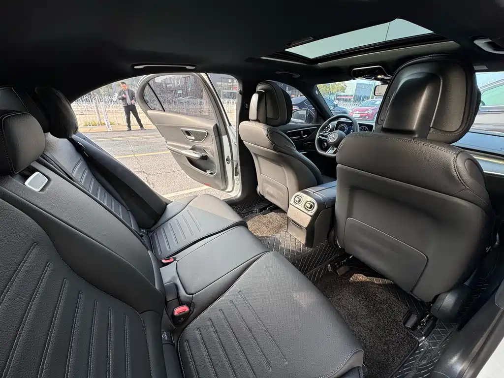 Mercedes-Benz C-Class 2023 — фото 12