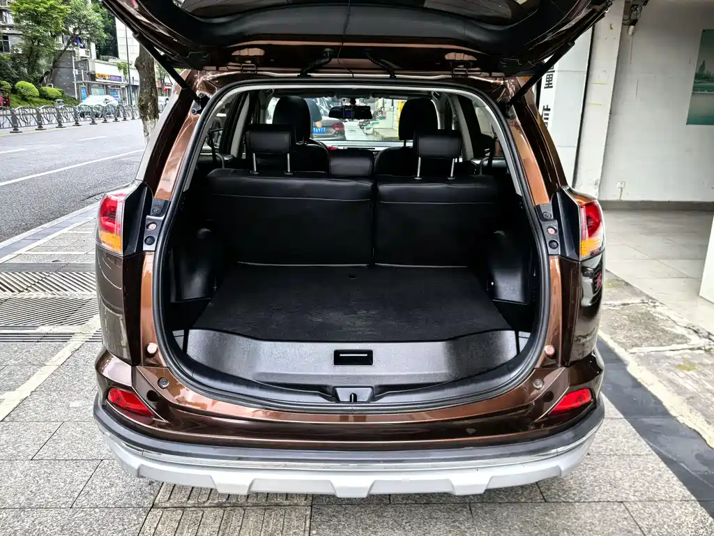 Toyota RAV4 2019 — фото 19