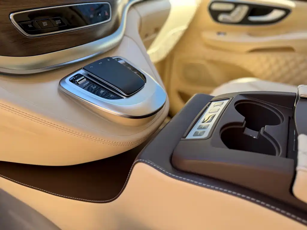 Mercedes-Benz V-Class 2022 — фото 15