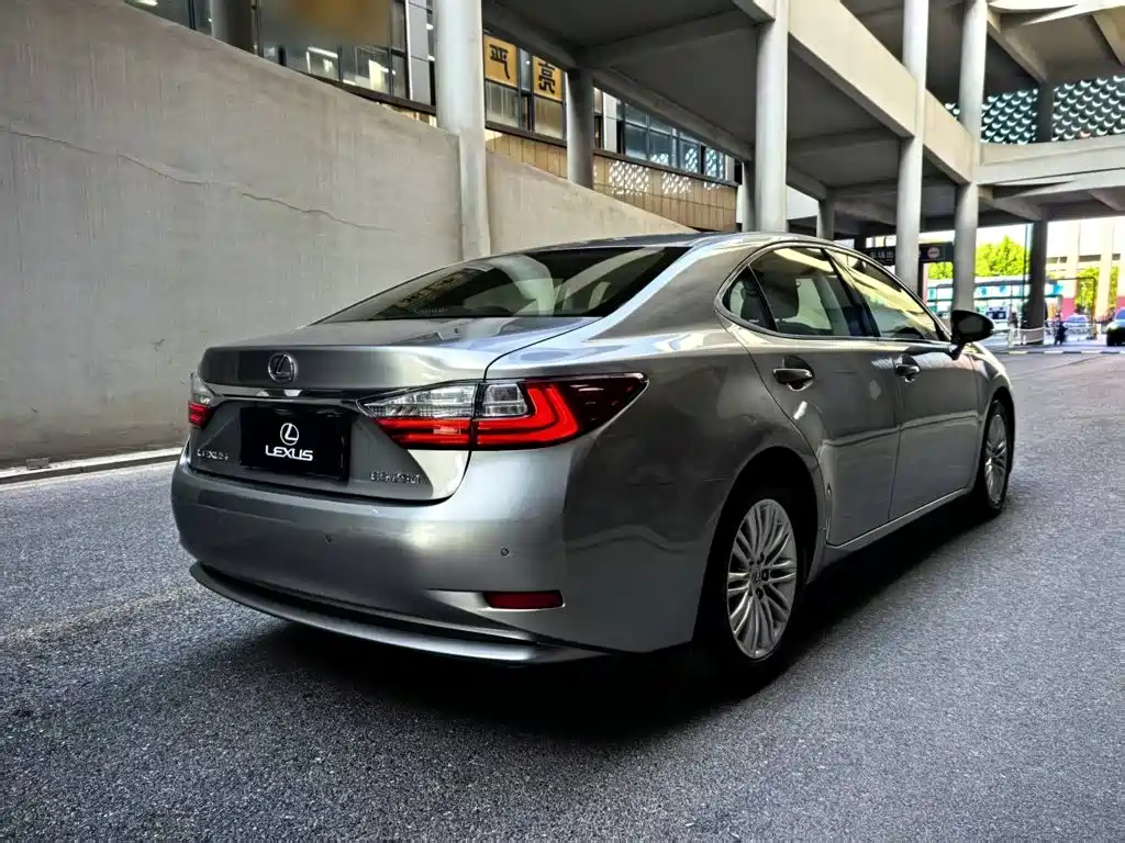 Lexus ES 2017 — фото 14