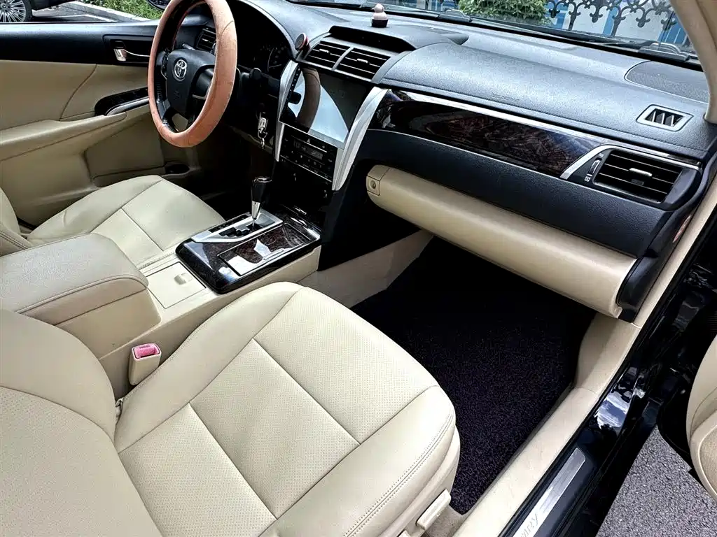 Toyota Camry 2015 — фото 7