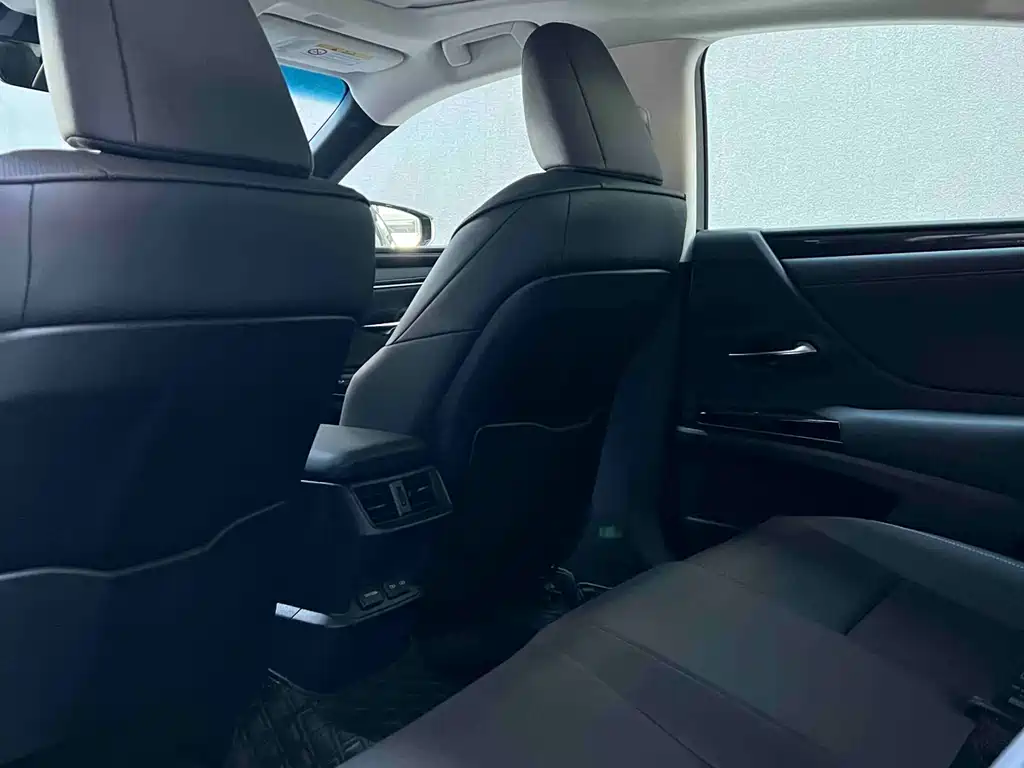 Lexus ES 2023 — фото 15