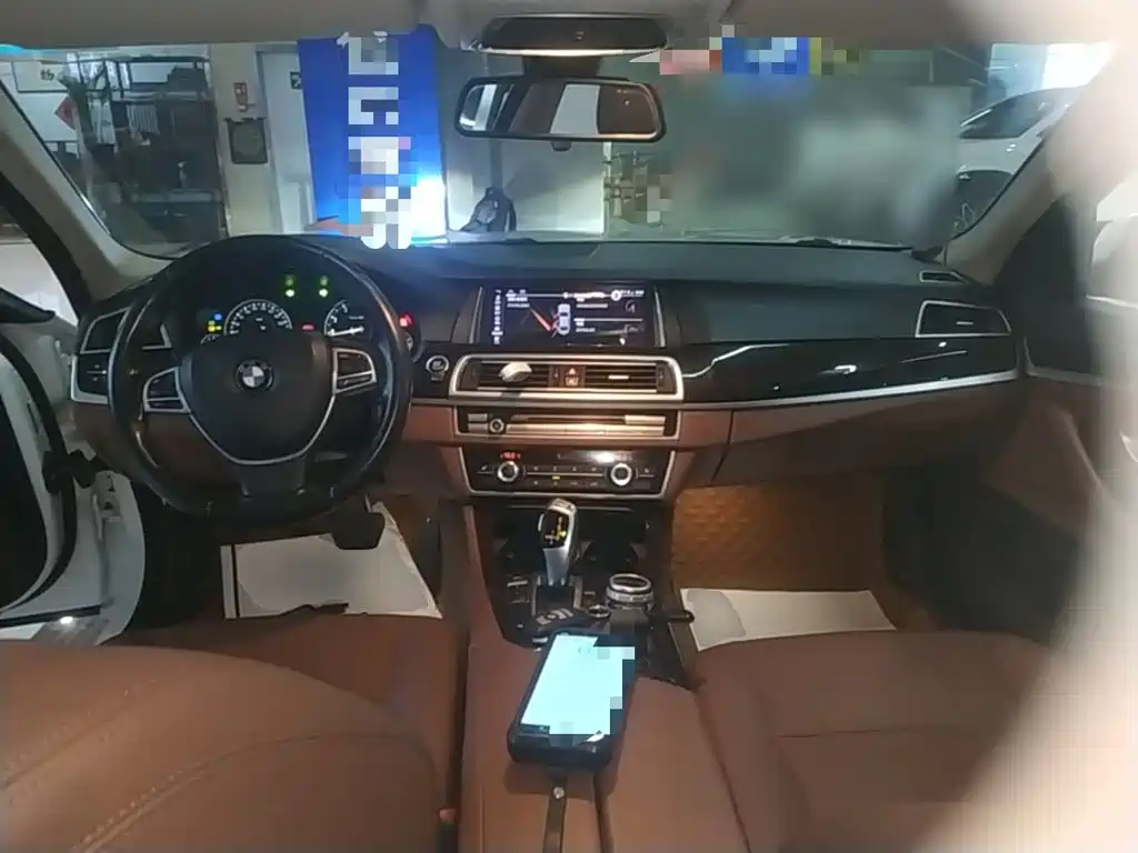 BMW 5 Series 2017 — фото 10
