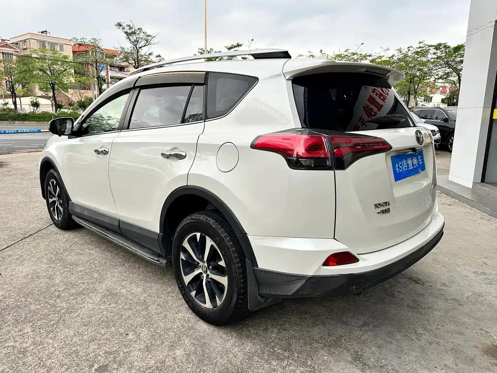Toyota RAV4 2017 — фото 4