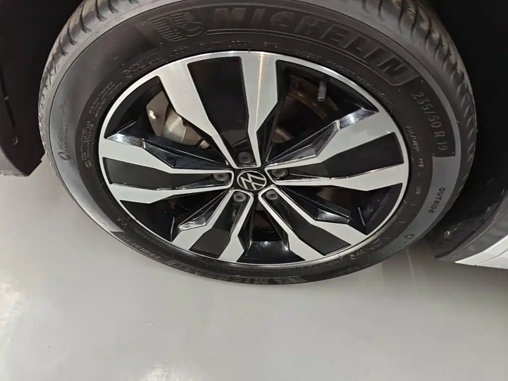 Volkswagen Tiguan L 2023 — фото 23