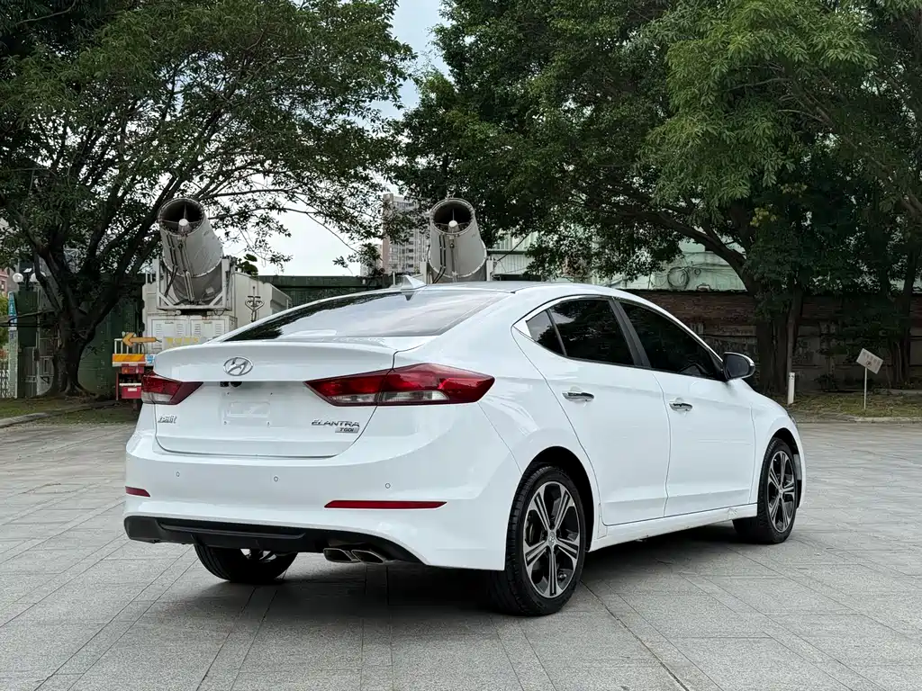 Hyundai Elantra 2019 — фото 11