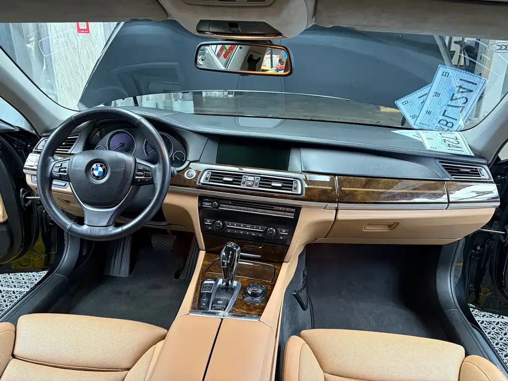 BMW 7 Series 2011 — фото 16
