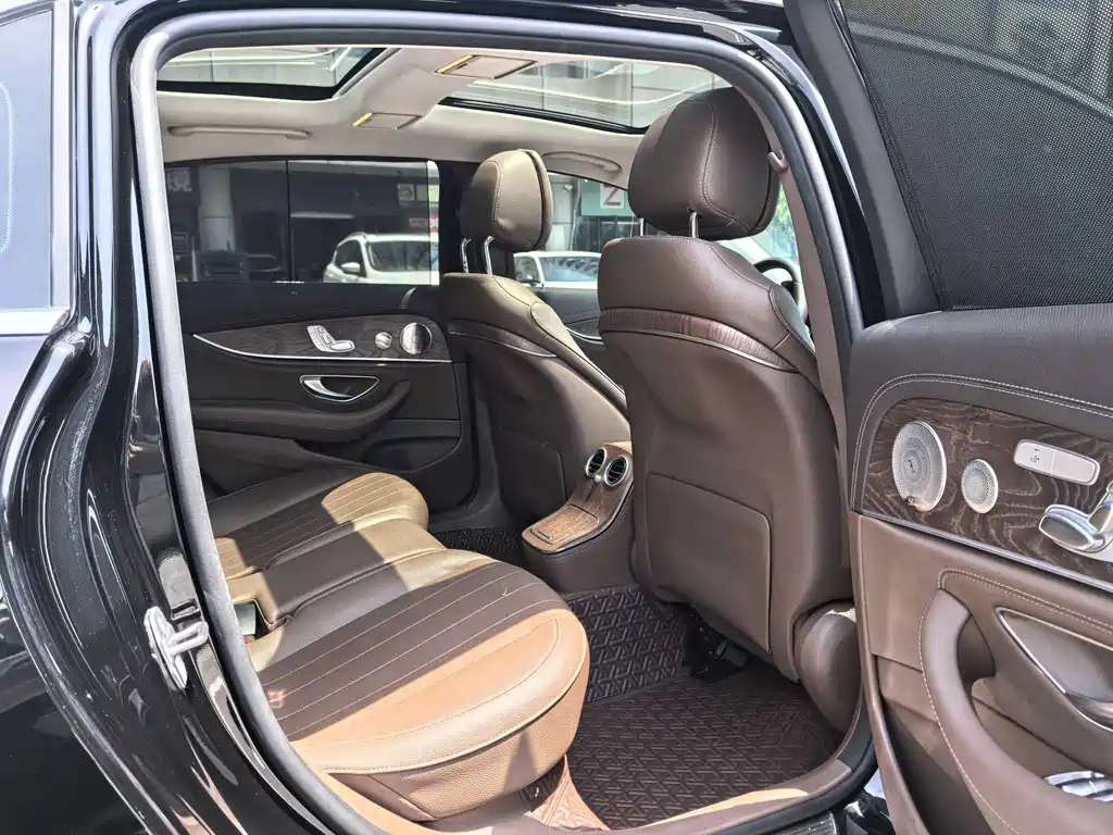 Mercedes-Benz E-Class 2023 — фото 12