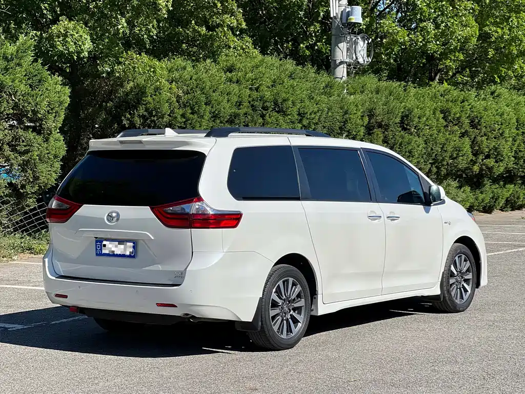 Toyota Sienna 2019 — фото 6